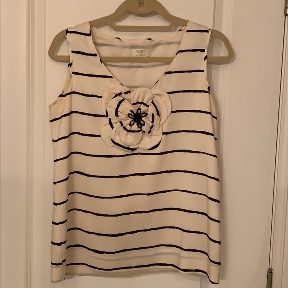 Sleeveless Blouse with flower accent